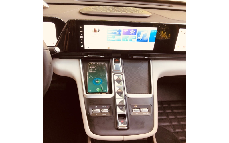哈弗梟龍MAX車載無(wú)線充電器